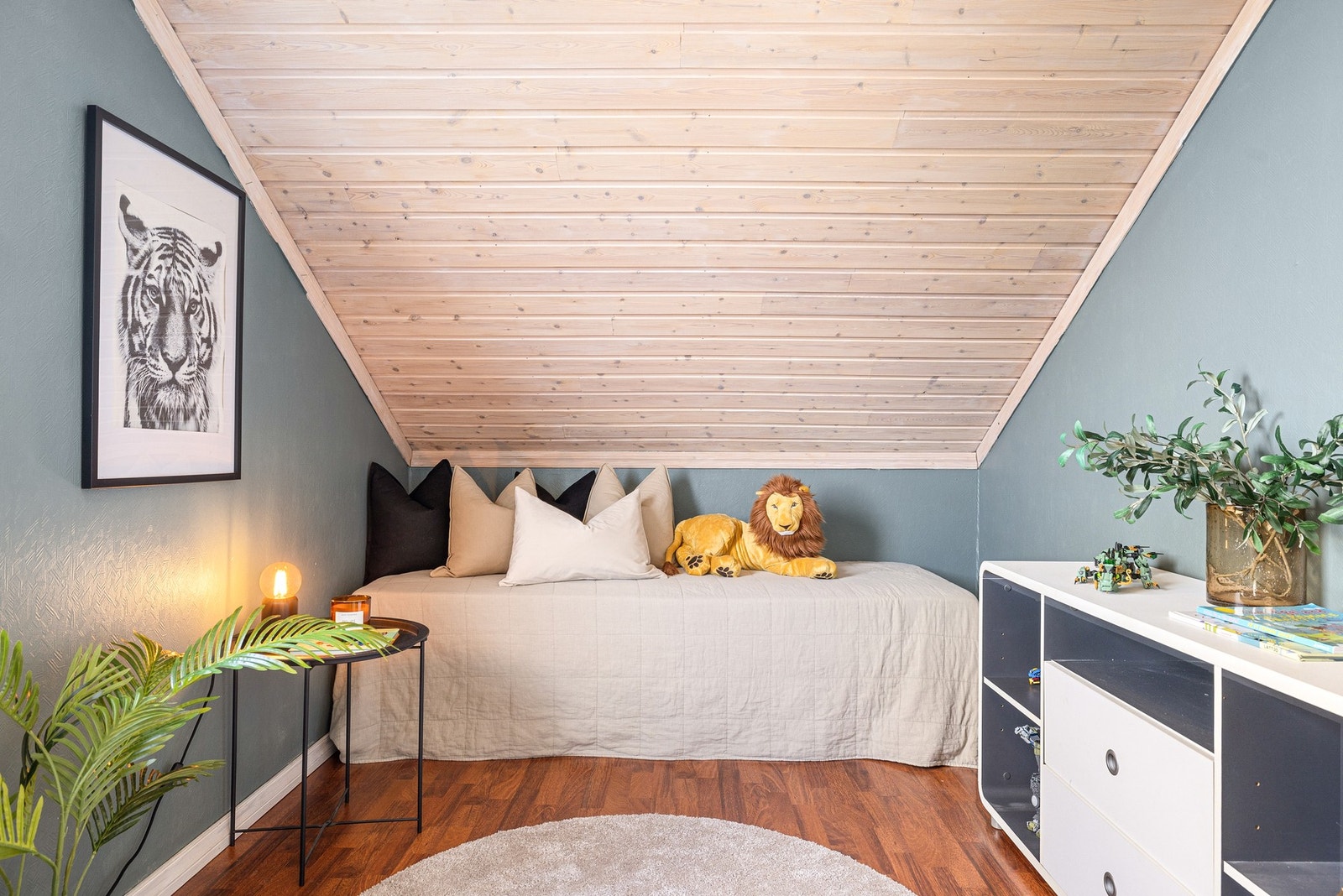 Soverom nr 1 har målbart areal på 5,2 kvm, men større areal grunnet skråtak Galleribilde