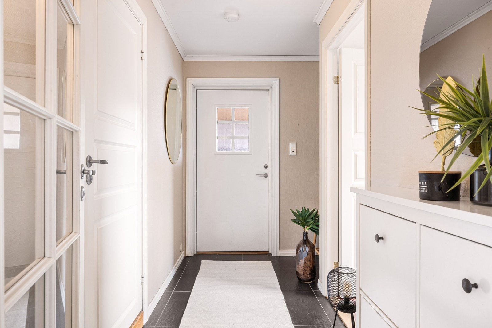 Entrè/gang på 5,3 kvm med varmekabler under fliser Galleribilde