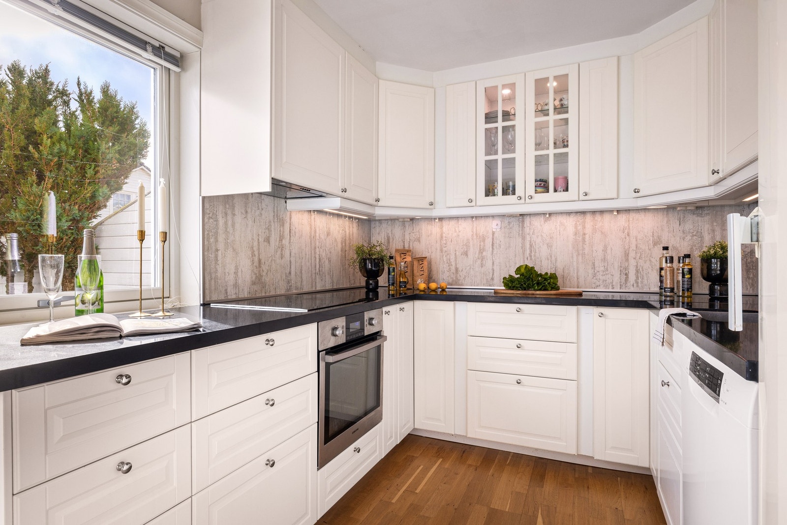 Kjøkkenet har integrerte hvitevarer og rikelig med skapplass Galleribilde