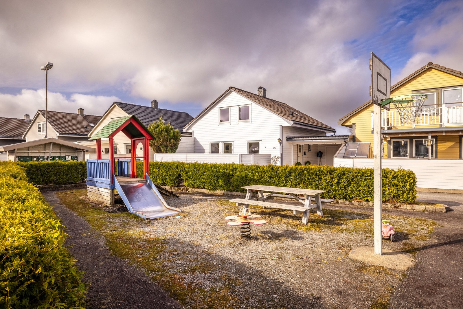 Felles lekeplass like ved boligen, denne planlegges oppgradert vår/sommer 2026 Galleribilde