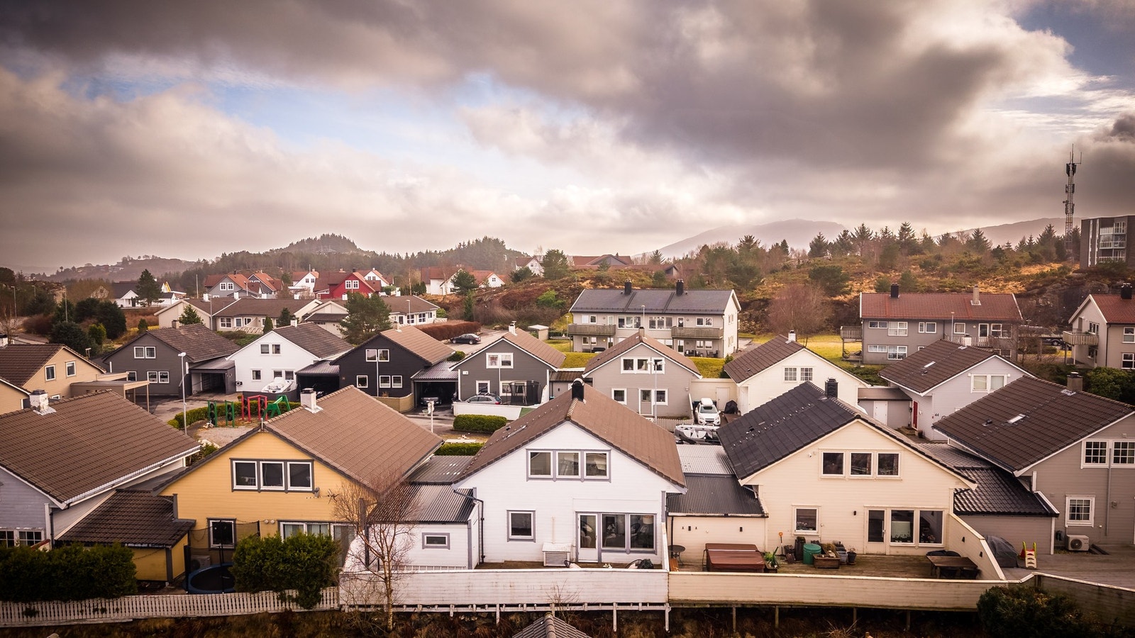 Boligen har en sentral beliggenhet i et etablert boligfelt med egen lekeplass Galleribilde