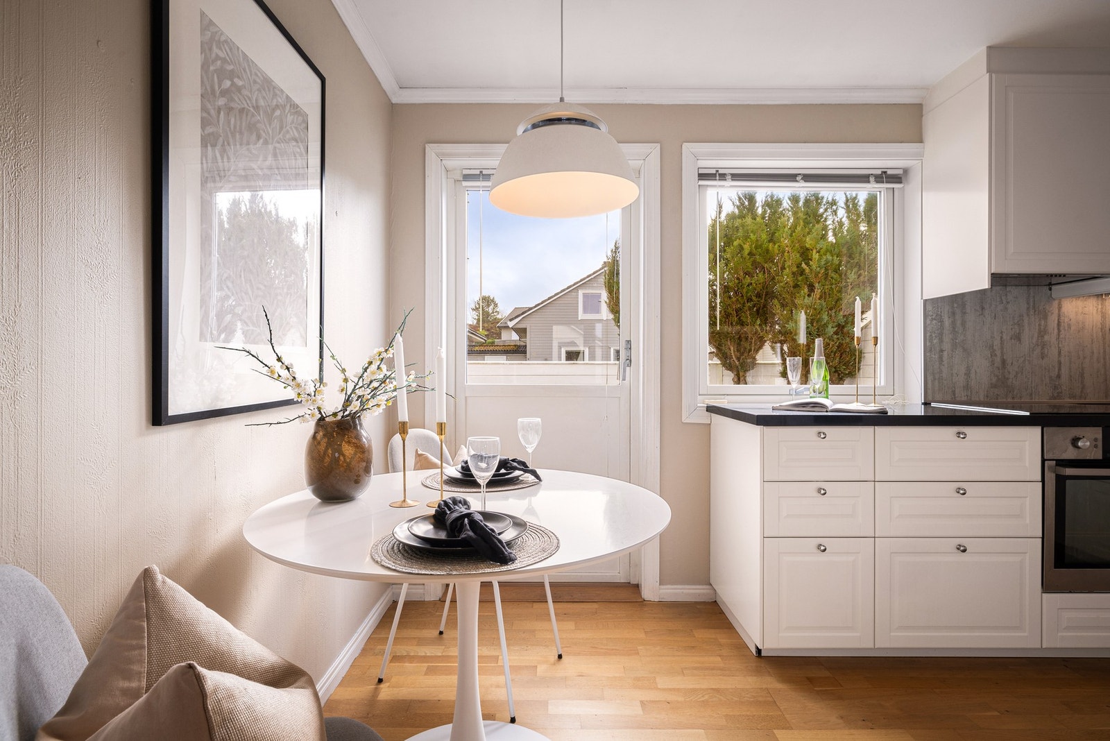 Fra kjøkken er det utgang til terrasse med gode solforhold Galleribilde