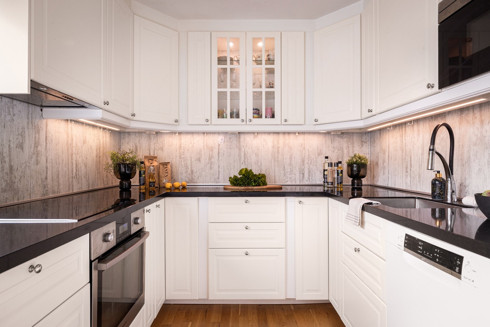 Praktisk kjøkken med god benkeplass Galleribilde