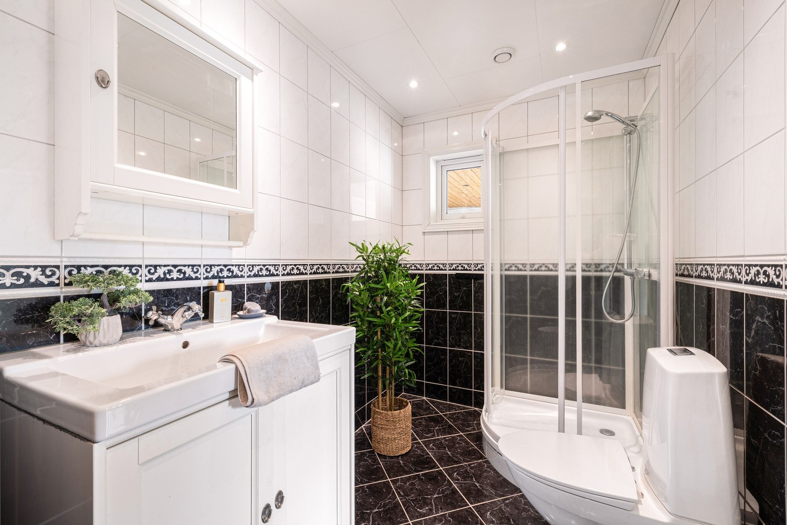 Bad i 1.etasje er 6 kvm og har varmekabler under flis Galleribilde