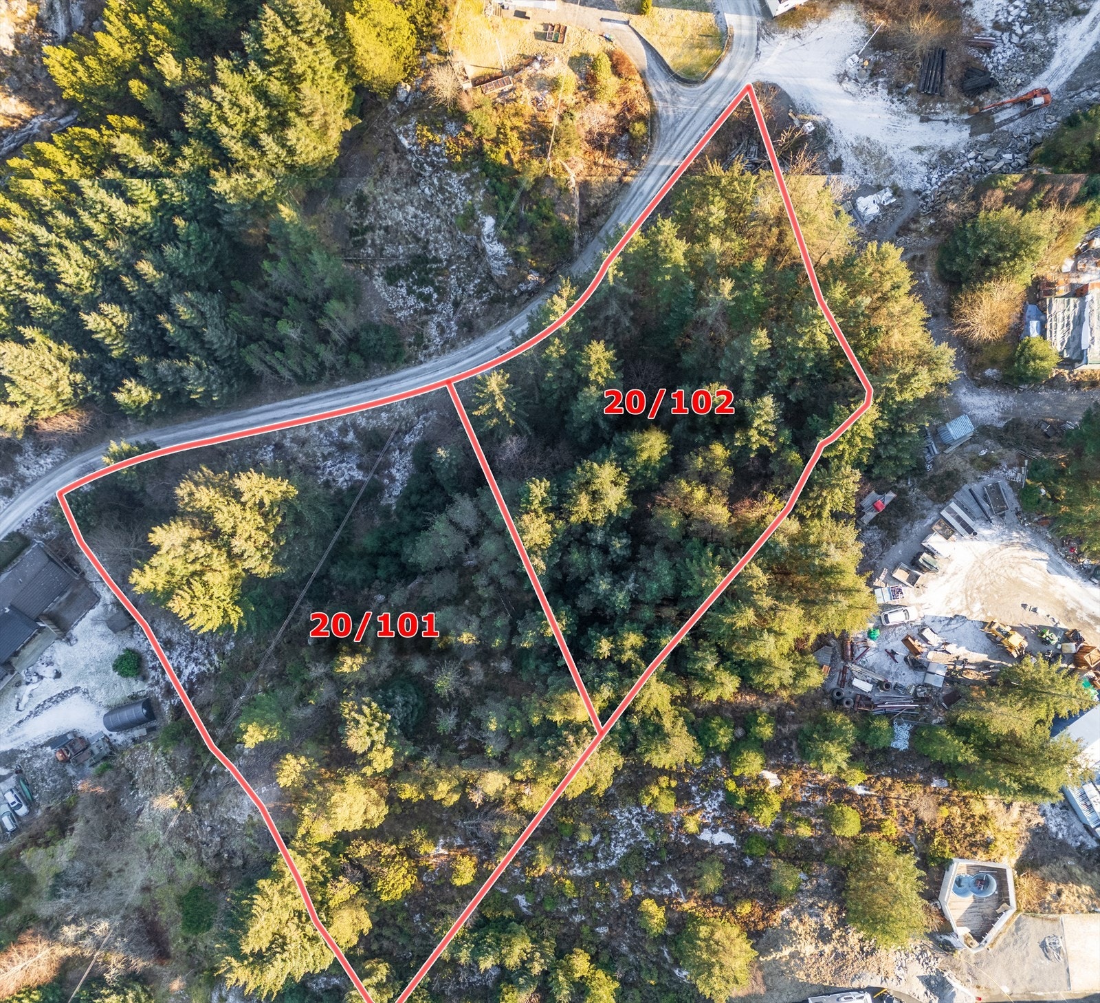 Eiendommene selges samlet med et total areal på ca 6700 kvm. Grensene er dog ikke oppmålt med GPS og i henhold til skyldsskifte skal totalt areal være på ca. 7,5 dekar. Selger av bnr. 102 mener tomten strekker seg over veien. Galleribilde