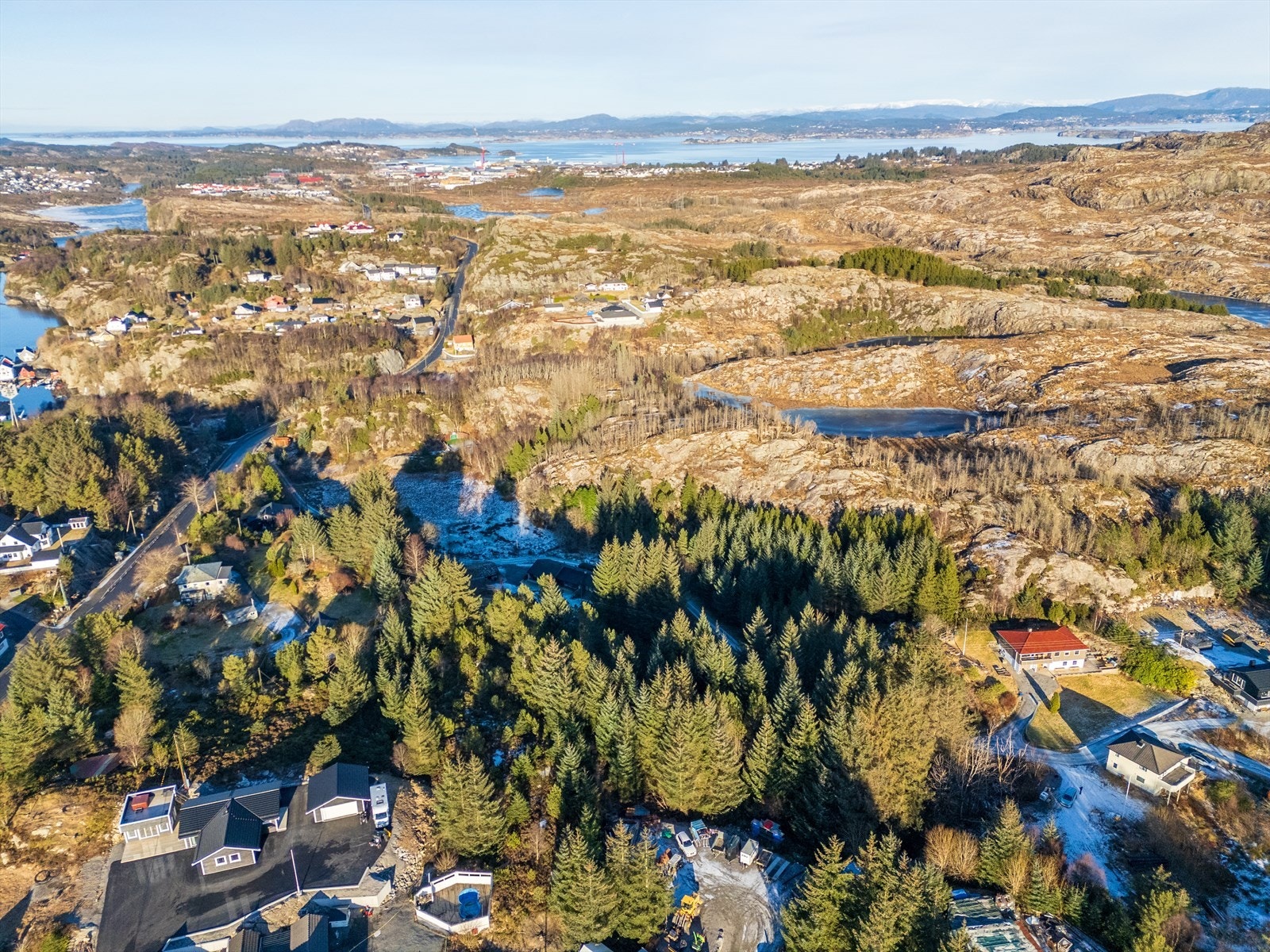 Her har du en sjelden mulighet til å sikre deg en romslig eiendom bestående av to tomter med landlig beliggenhet. Galleribilde