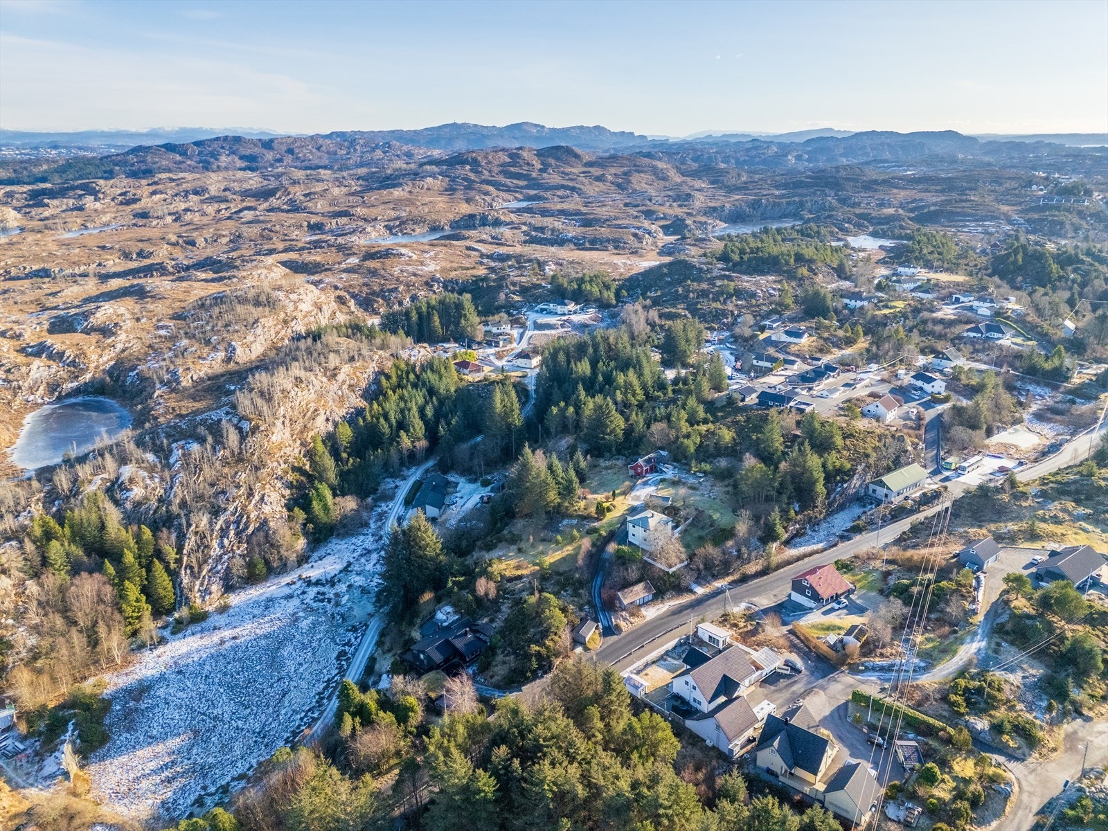 Eiendommen ligger fint til med enkel adkomst. I nærområdet finnes flere mindre boligfelt med både nyere og eldre bebyggelse Galleribilde