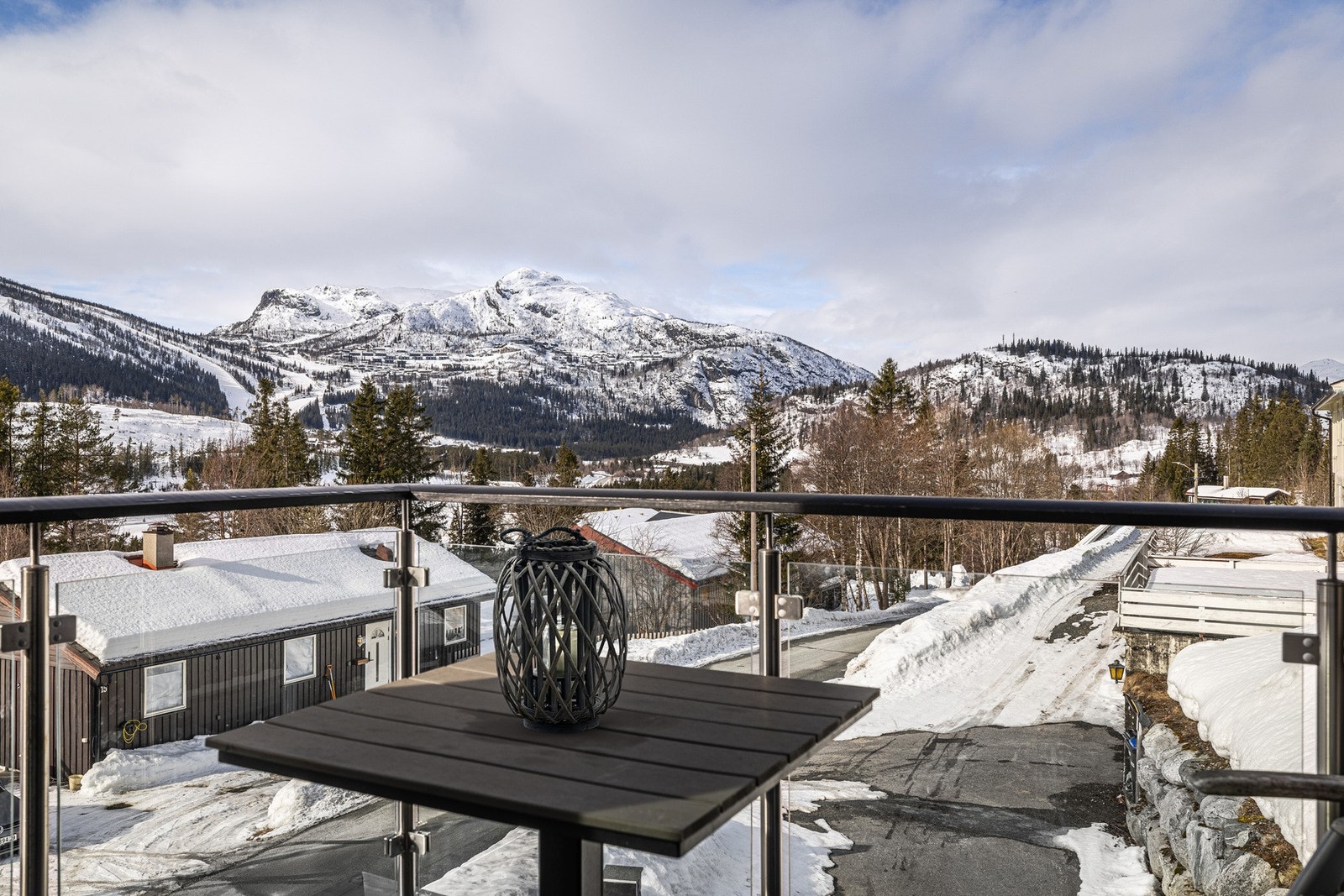 Utsikt fra terrasse over fjellpanoramaen. Her kan du også nyte den seneste kveldssolen. Galleribilde