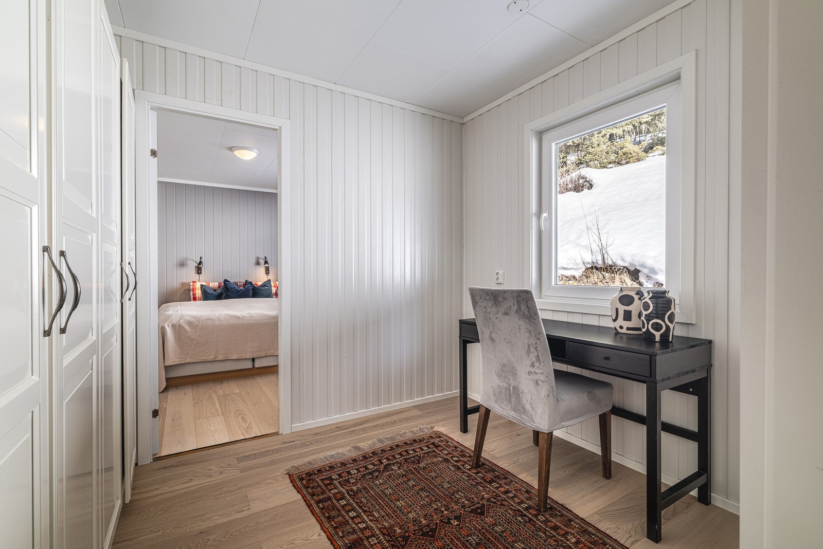 Soverom nr 1 har et fint mellom-rom som kan benyttes til walk-in garderobe eller lignende. Galleribilde