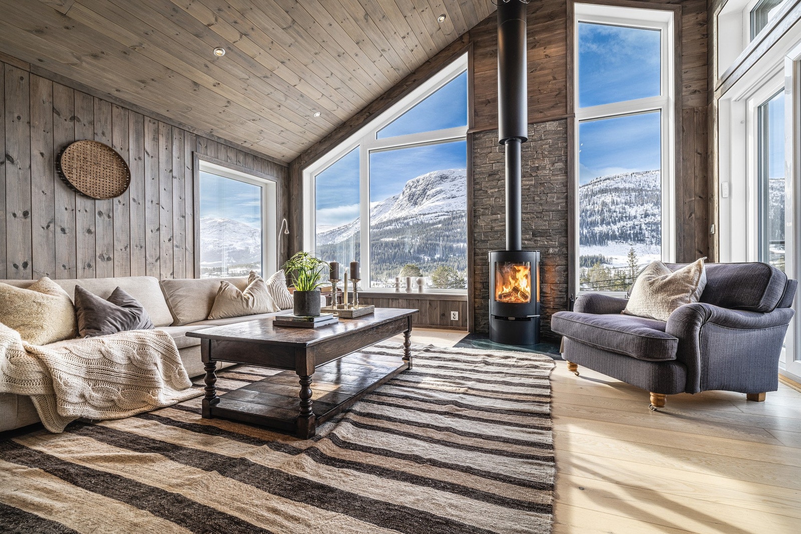 Victoria Follesø Eriksson har gleden av å presentere Skogvegen 20! Foto: Aurelijus Photography Galleribilde