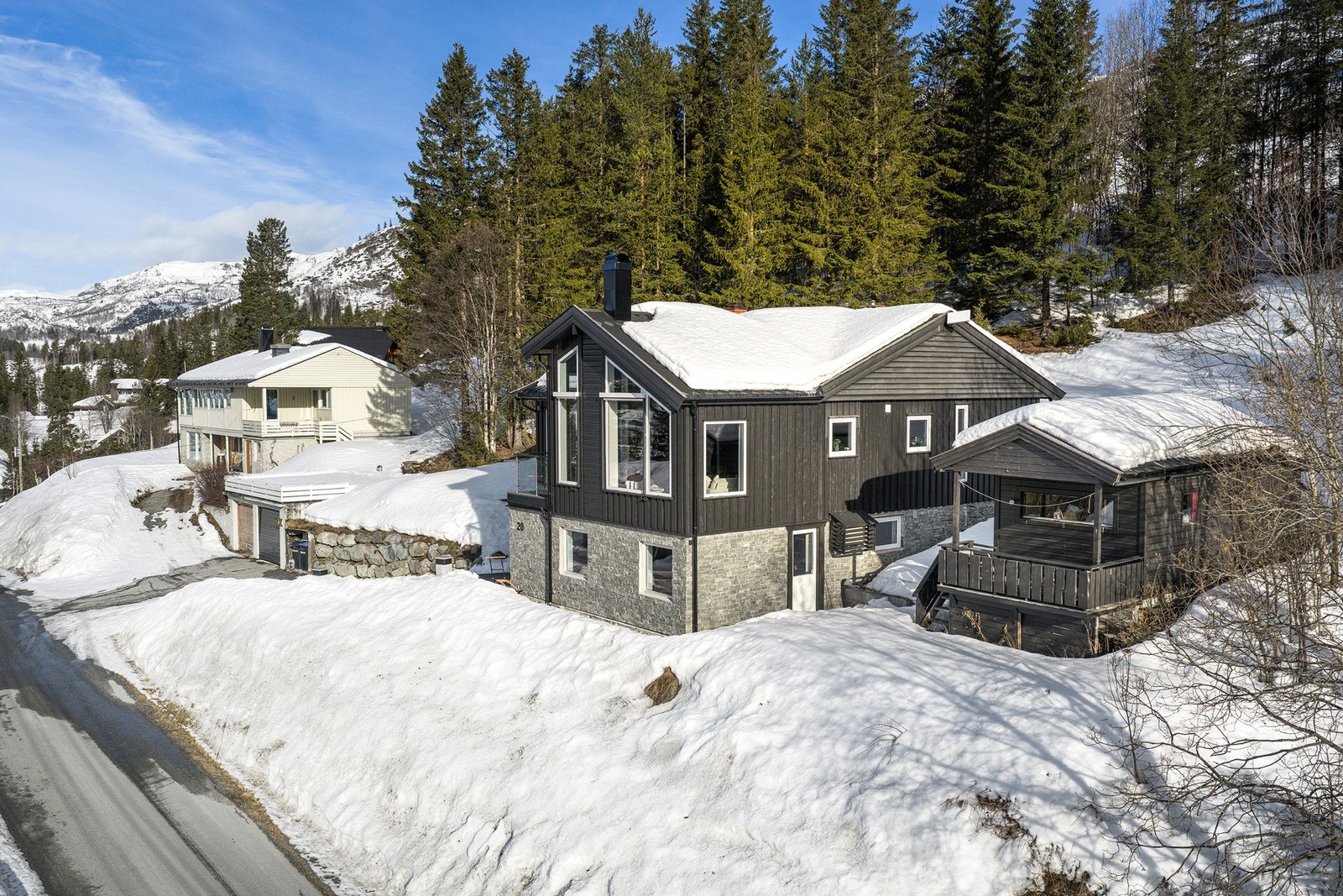 Praktisk uthus med muligheter for lagring, eller f.eks. lekestue for de minste. Galleribilde