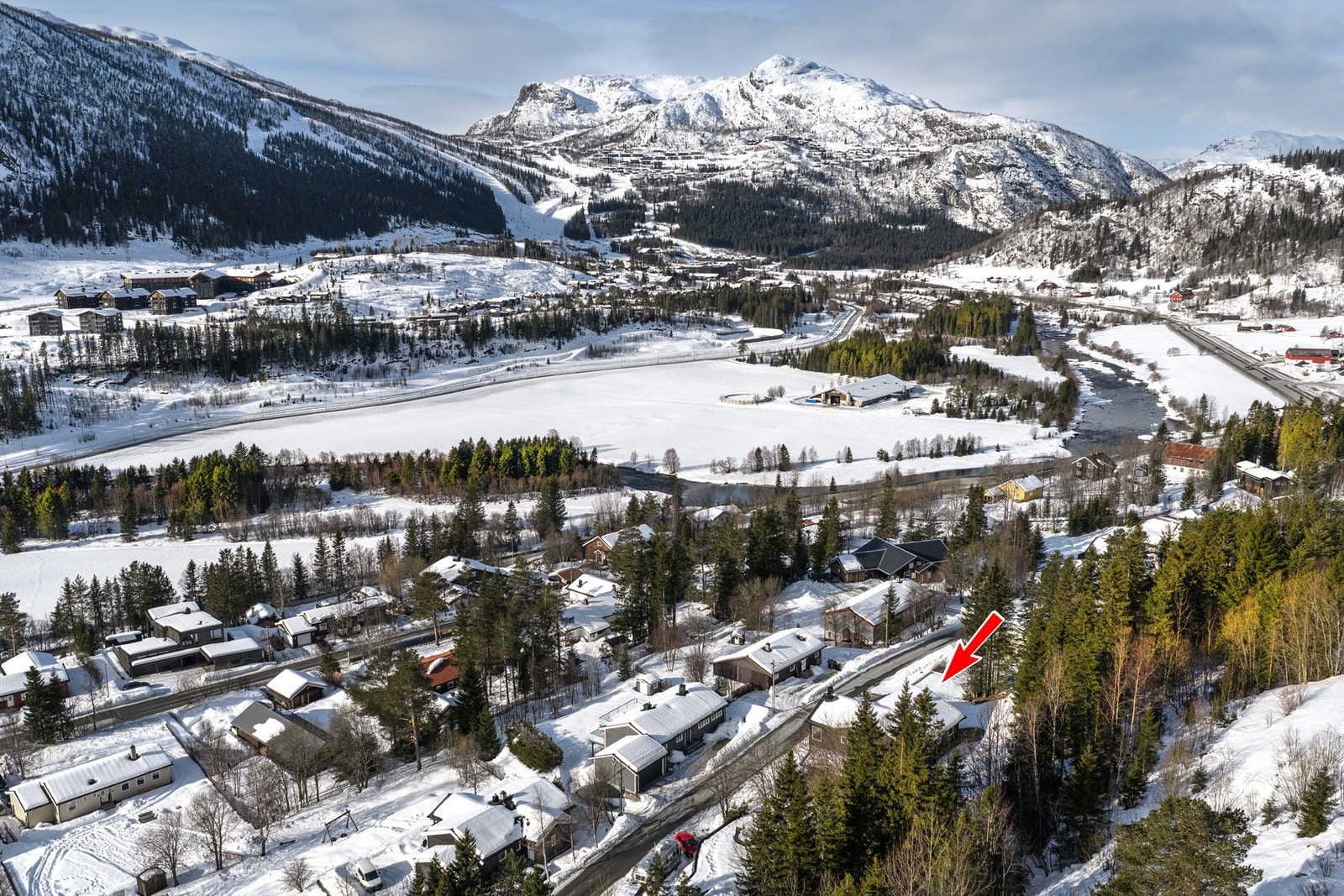 Boligen ligger i rolig blindvei med fantastisk utsikt mot fjellpanoramaen og gode solforhold! Galleribilde