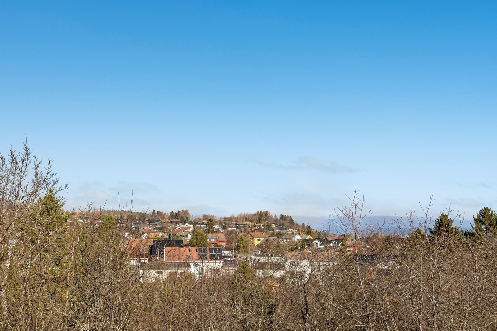 Beliggenheten nederst i feltet gir flotte utsiktsforhold fra balkongen og alle tre soverommene. Galleribilde