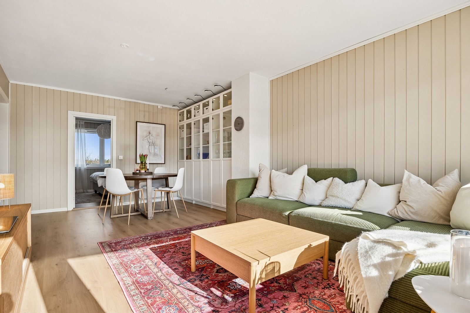 Overflatene ble oppgradert i 2024, og det er lagt nytt gulv gjennom hele leiligheten. Galleribilde