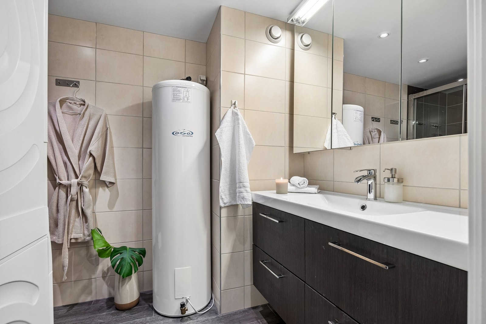 Flislagt bad fra 2013 med gulvvarme og moderne innredning. Galleribilde