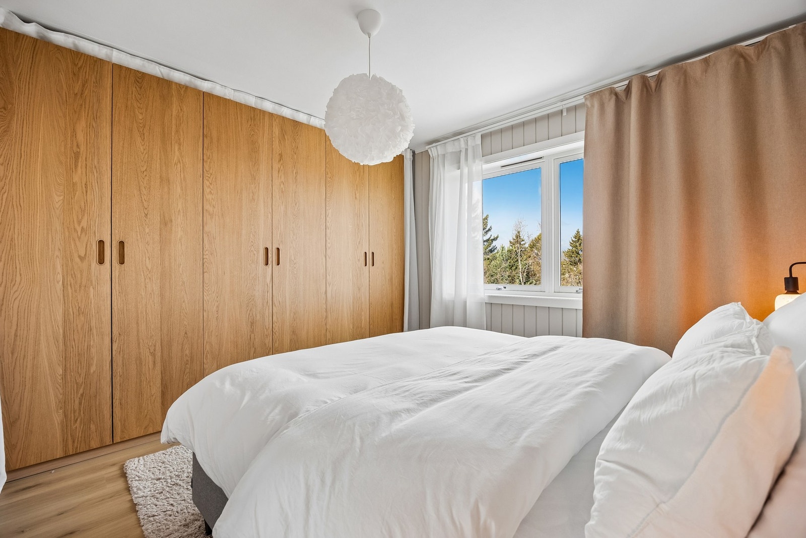 Alle tre soverommene vender mot rolig og skjermet grøntareal. Galleribilde