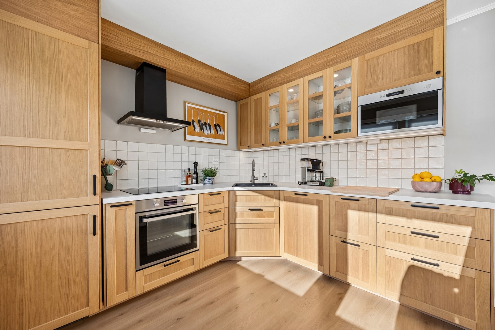 Oppgradert kjøkkeninnredning fra IKEA (2024) med integrerte hvitevarer som medfølger. Galleribilde