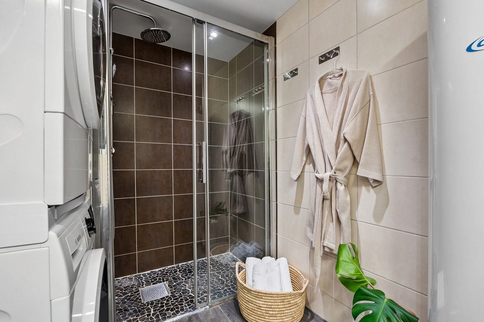 Bad med dusjnisje, regndusj og opplegg for vaskemaskin. Galleribilde