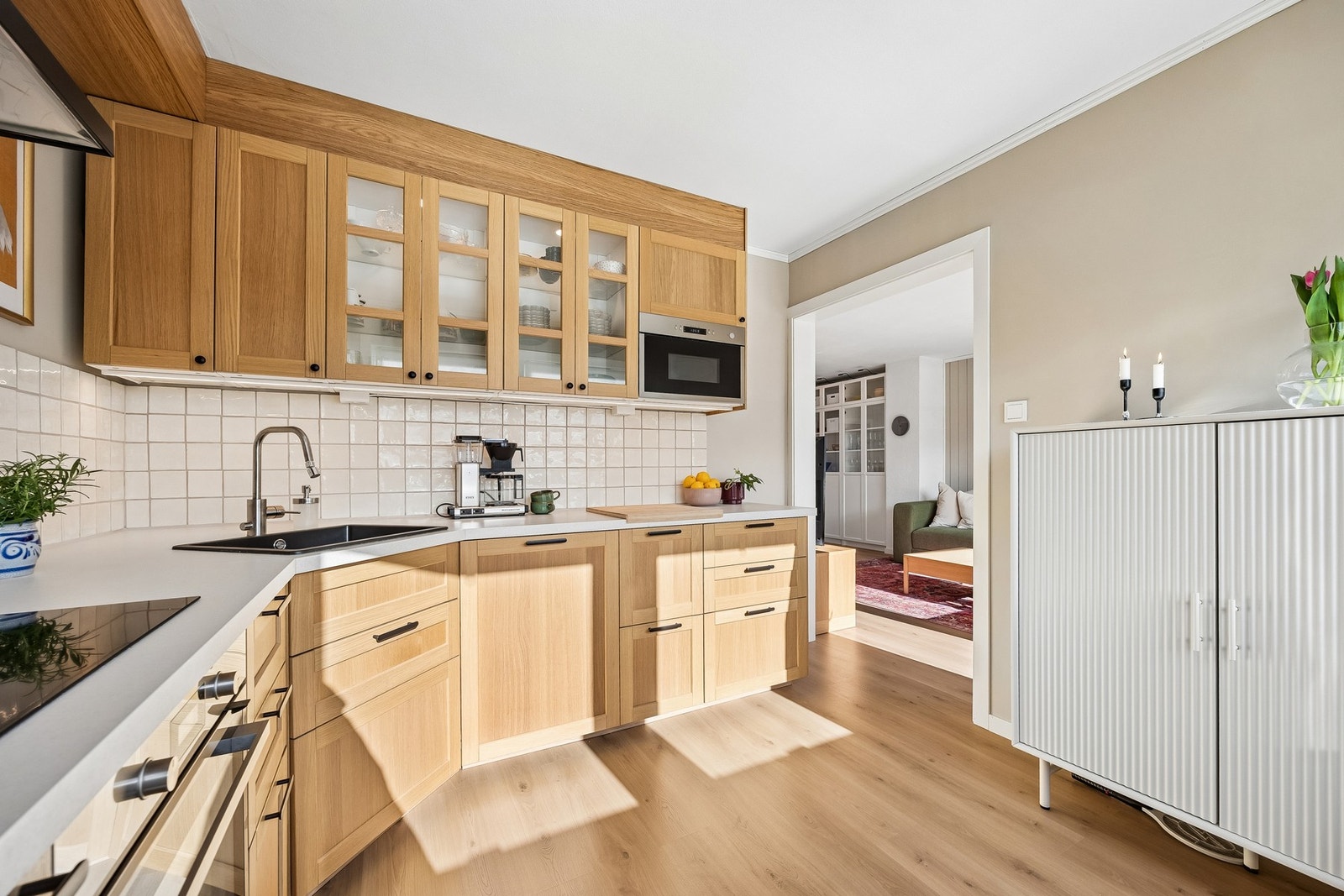 Nytt kjøkken fra 2024 med integrerte hvitevarer og moderne uttrykk. Galleribilde