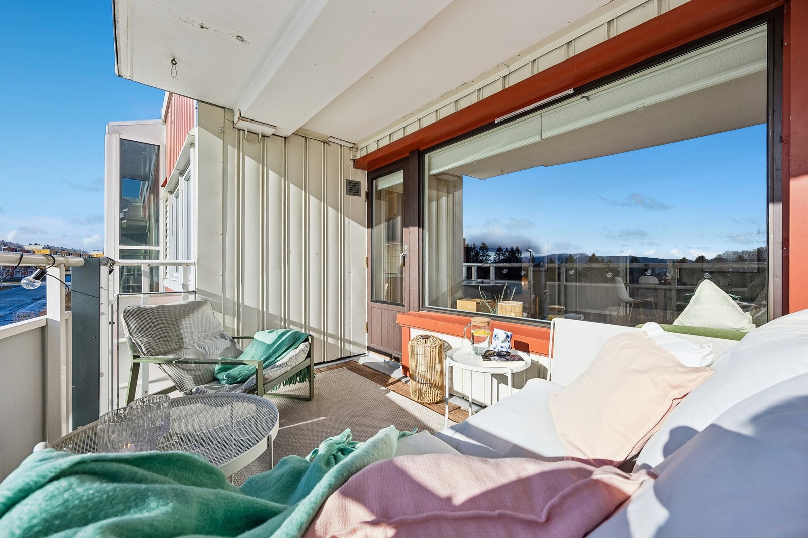 Balkong på ca. 7 m² med gode solforhold og skjermet beliggenhet. Galleribilde