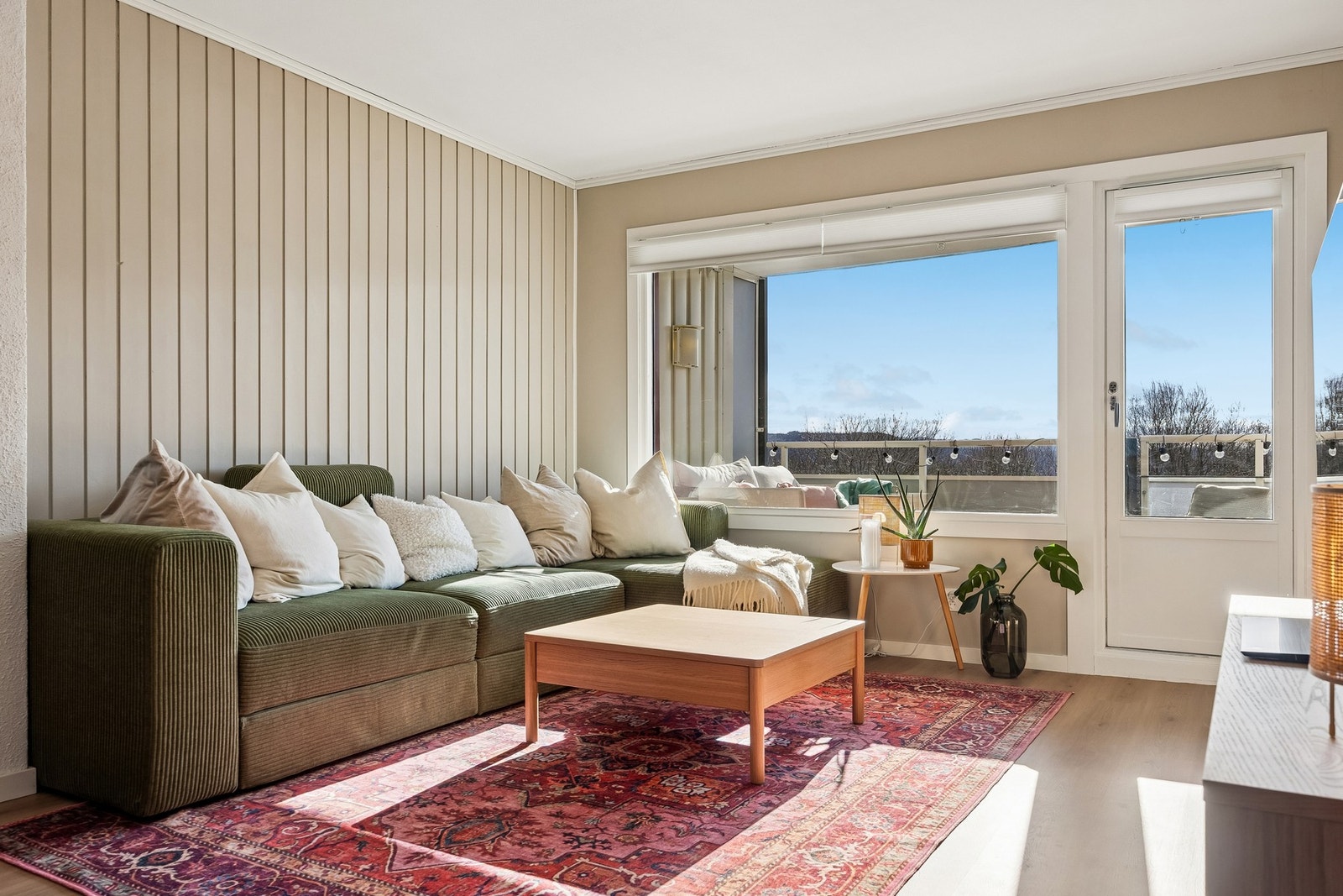 Trivelig oppholdsrom med god planløsning og lite innsyn - her bor du rolig og skjermet. Galleribilde