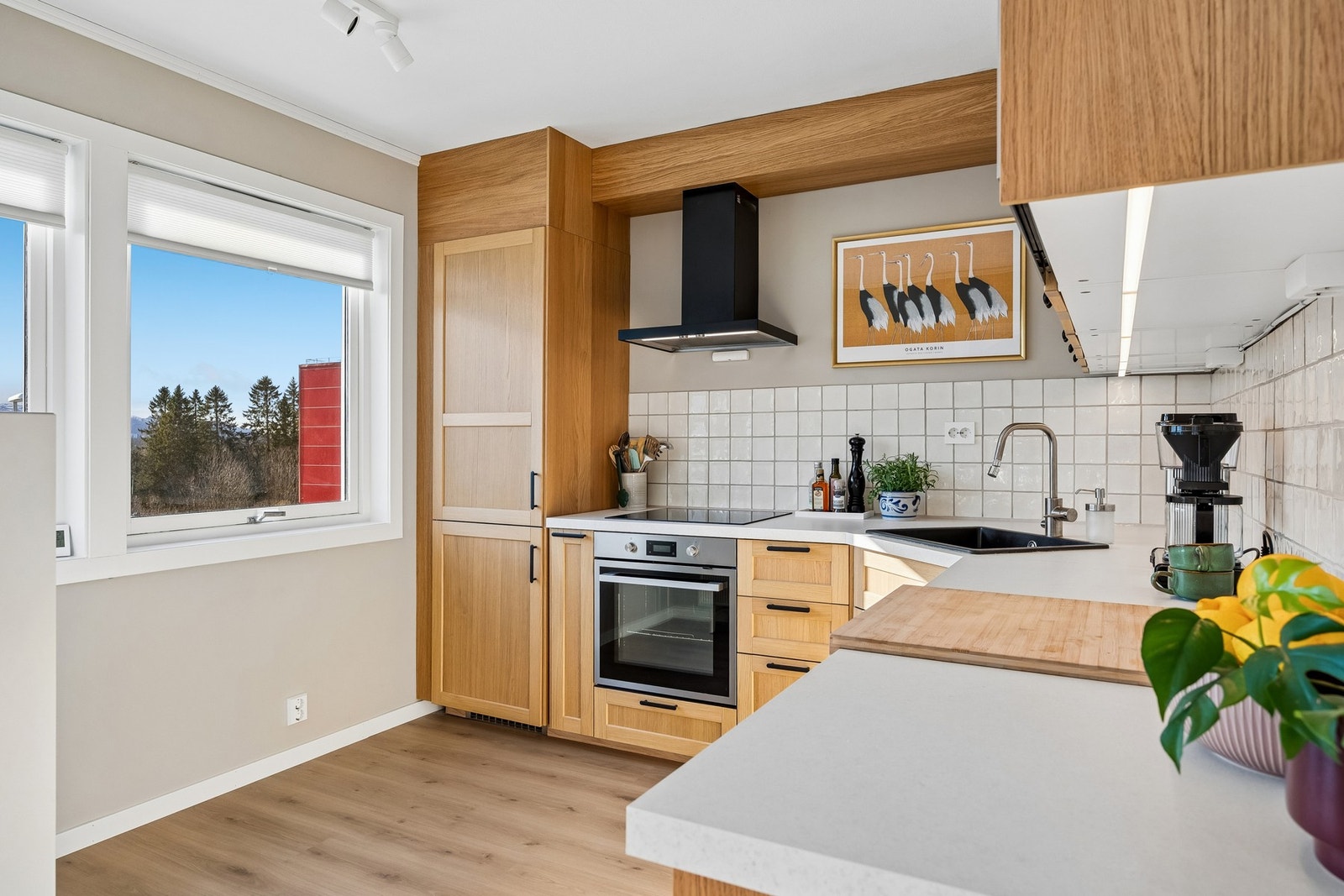 Stilrent kjøkken med god skapplass og praktiske løsninger - klart til bruk. Galleribilde