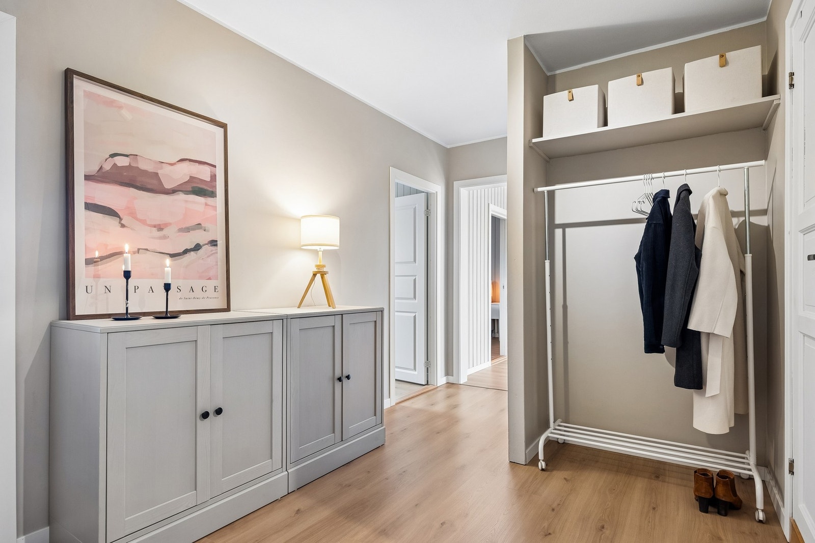 Lys og romslig entré med god plass til oppbevaring og sko. Galleribilde