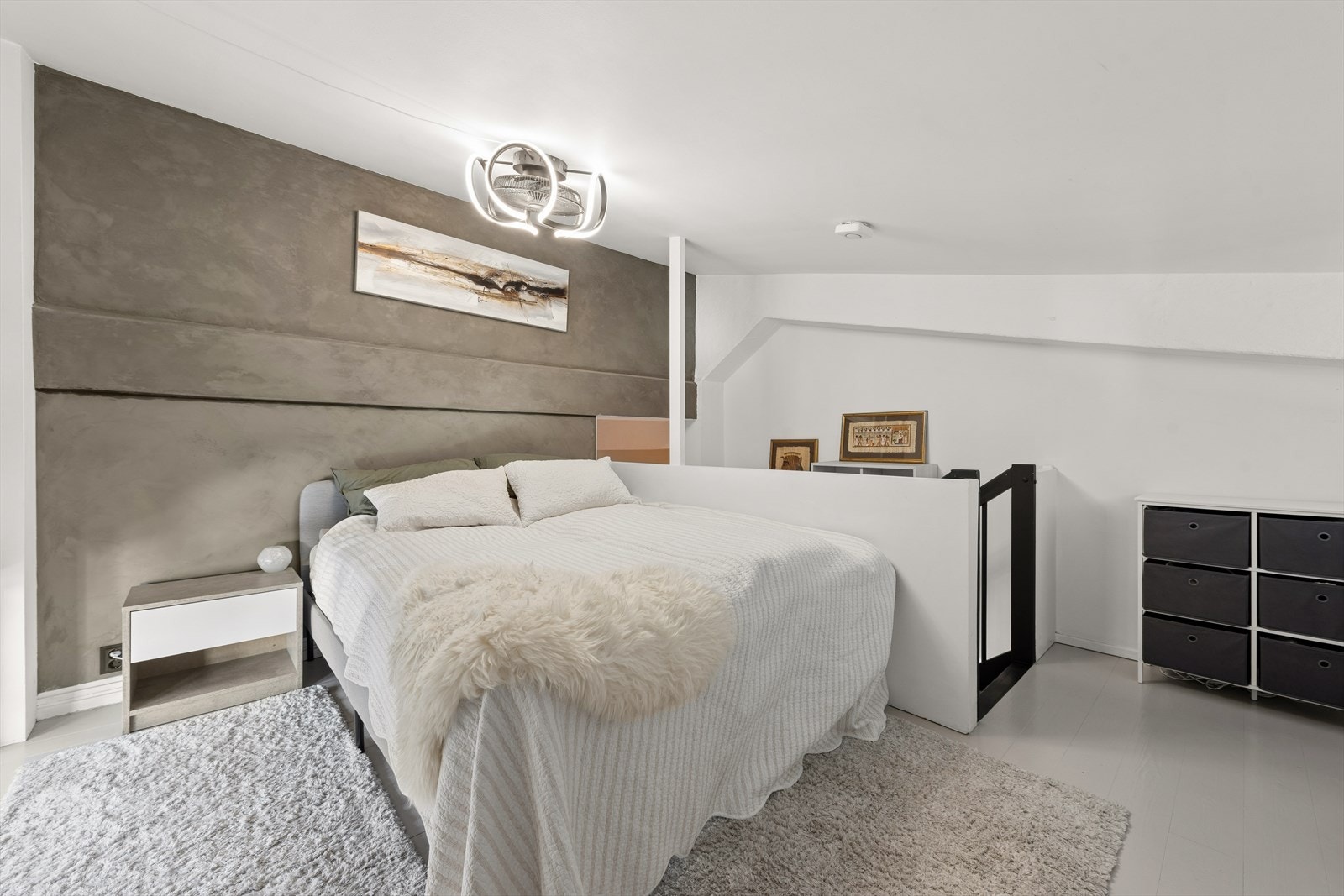 Hems med adkomst via trapp, med god plass til dobbelktseng. Galleribilde