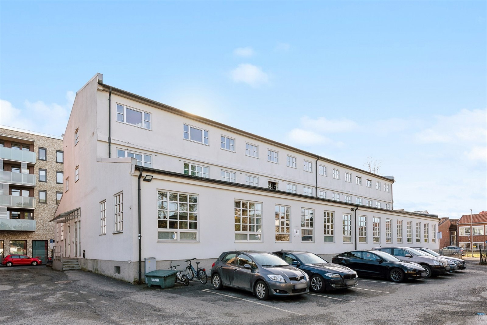 Leiligheten er en del av et tidligere fabrikkbygg fra 1935 som ble ombygget til leiligheter i 1999 og i 2004. Det er parkering for beboerne på sameiets tomt. Parkeringsoblat. Galleribilde