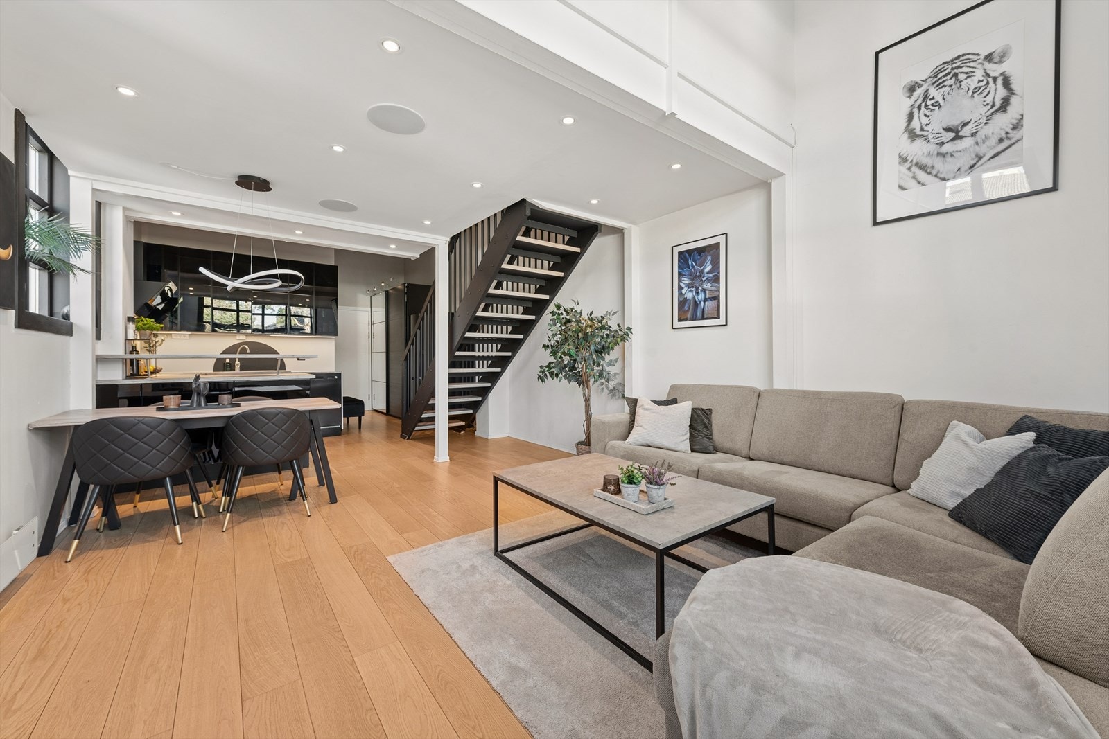 Det er pene tregulv i leiligheten. Gulvet er nyslipt nå i 2026. Legg merke til den ekstra gode takhøyden opp forbi hemsen. Galleribilde