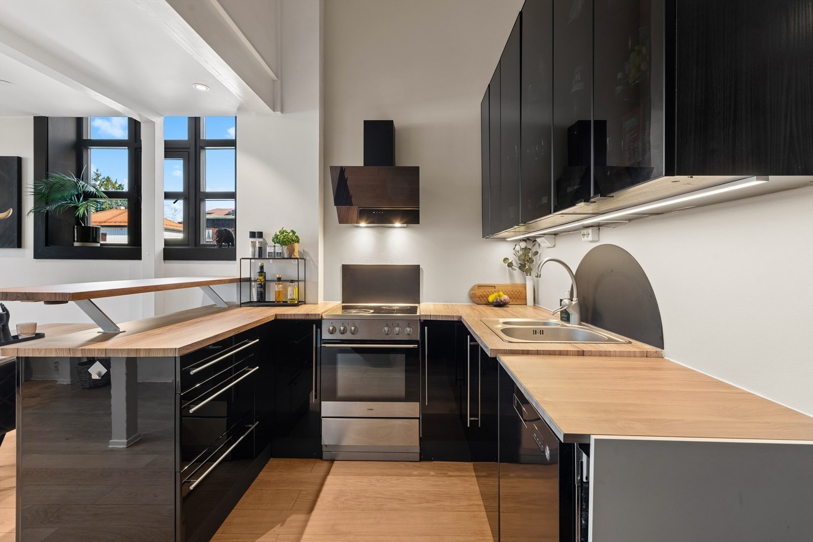 Legg merke til den gode takhøyden på kjøkkendelen. Det er eldre kjøkkeninnredning, men overskapene var nye i 2017. Galleribilde