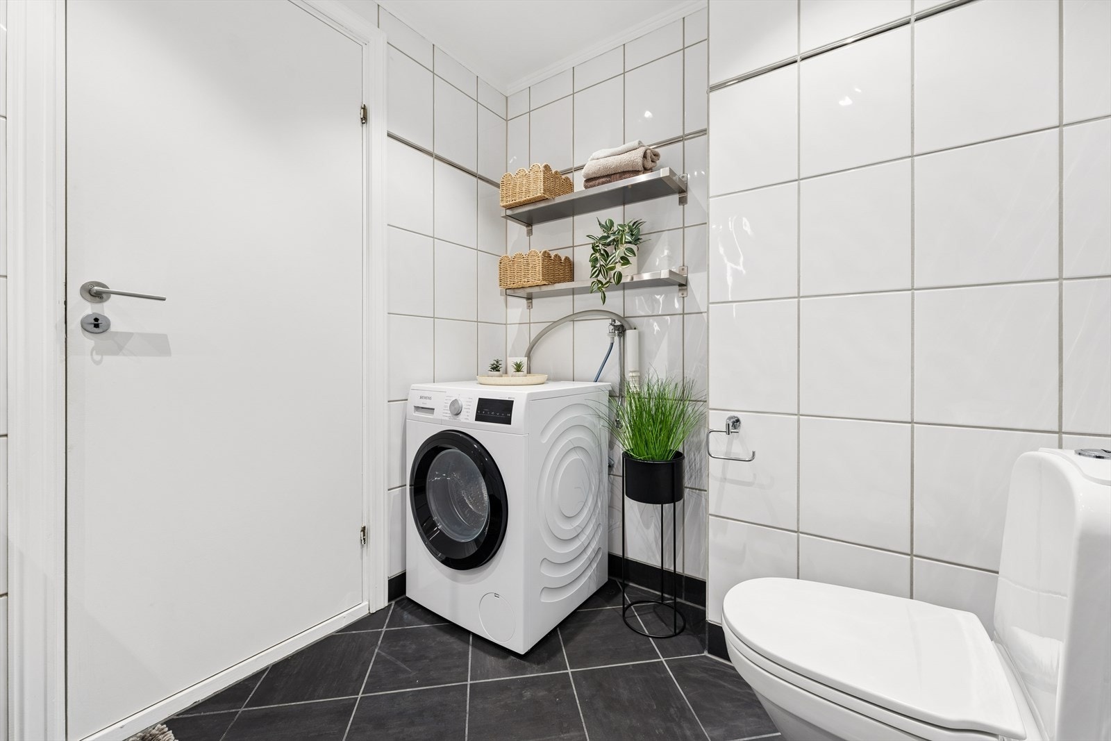 På badet er det pen servantløsning med skuffer. Opplegg for vaskemaskin. Galleribilde