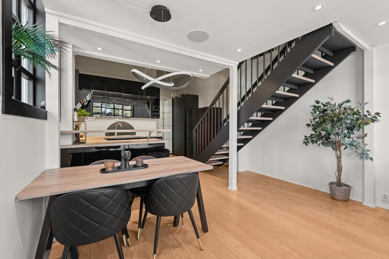 Legg merke til den pene trappen som fører opp til hemsen. Galleribilde