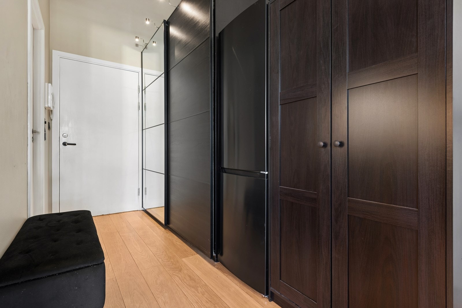 man ønskes velkommen inn i en romslig entré. Skyvedørsgarderobe og garderobeskap medfølger. Eier har også plassert frys-/ kjøleskap her. Galleribilde