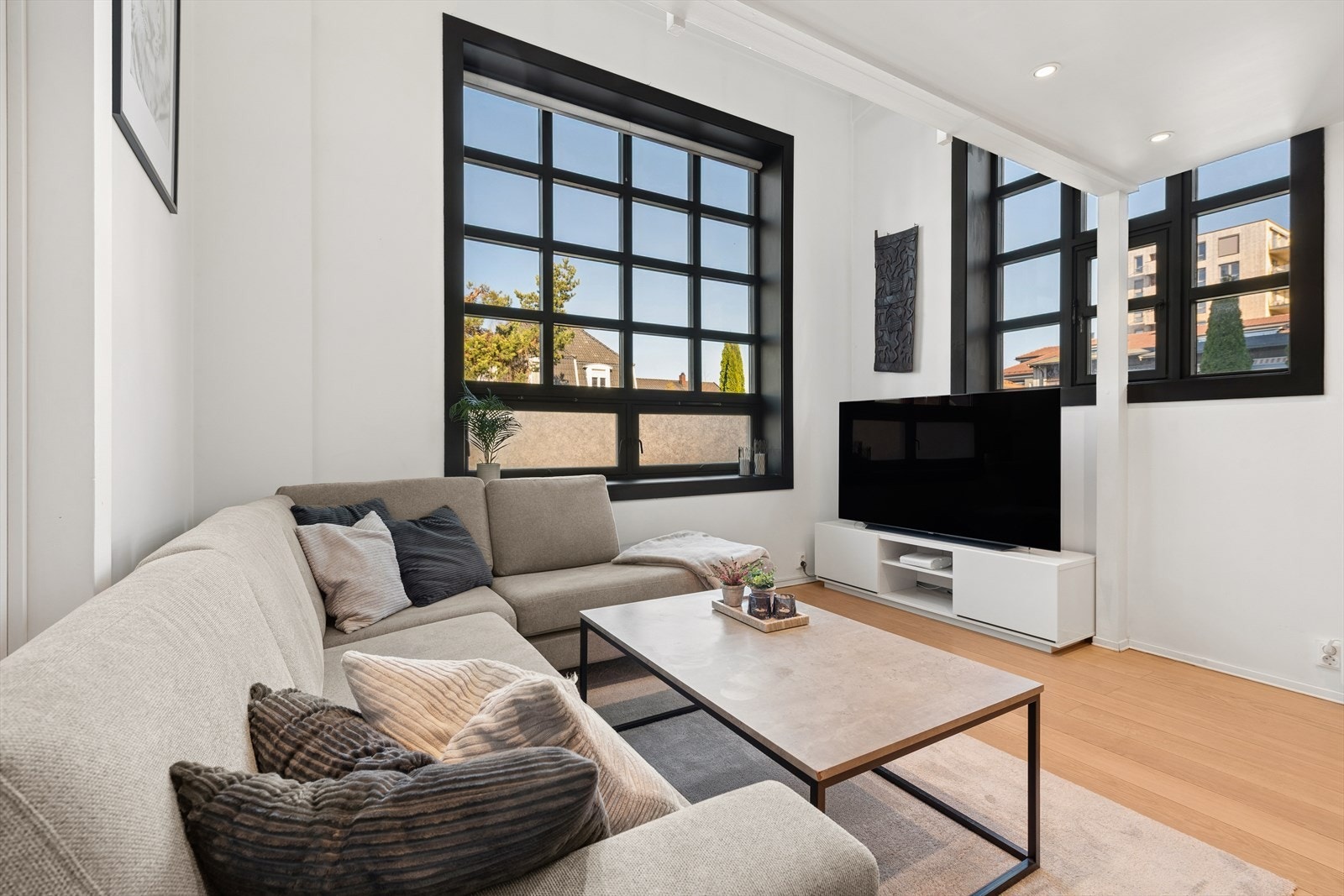 Leiligheten ligger i tidligere fabrikkbygning som ble bygget om til leiligheter i 1999. Legg merke til de store vindusflatene som gir godt med naturlig lysinnslipp. Galleribilde