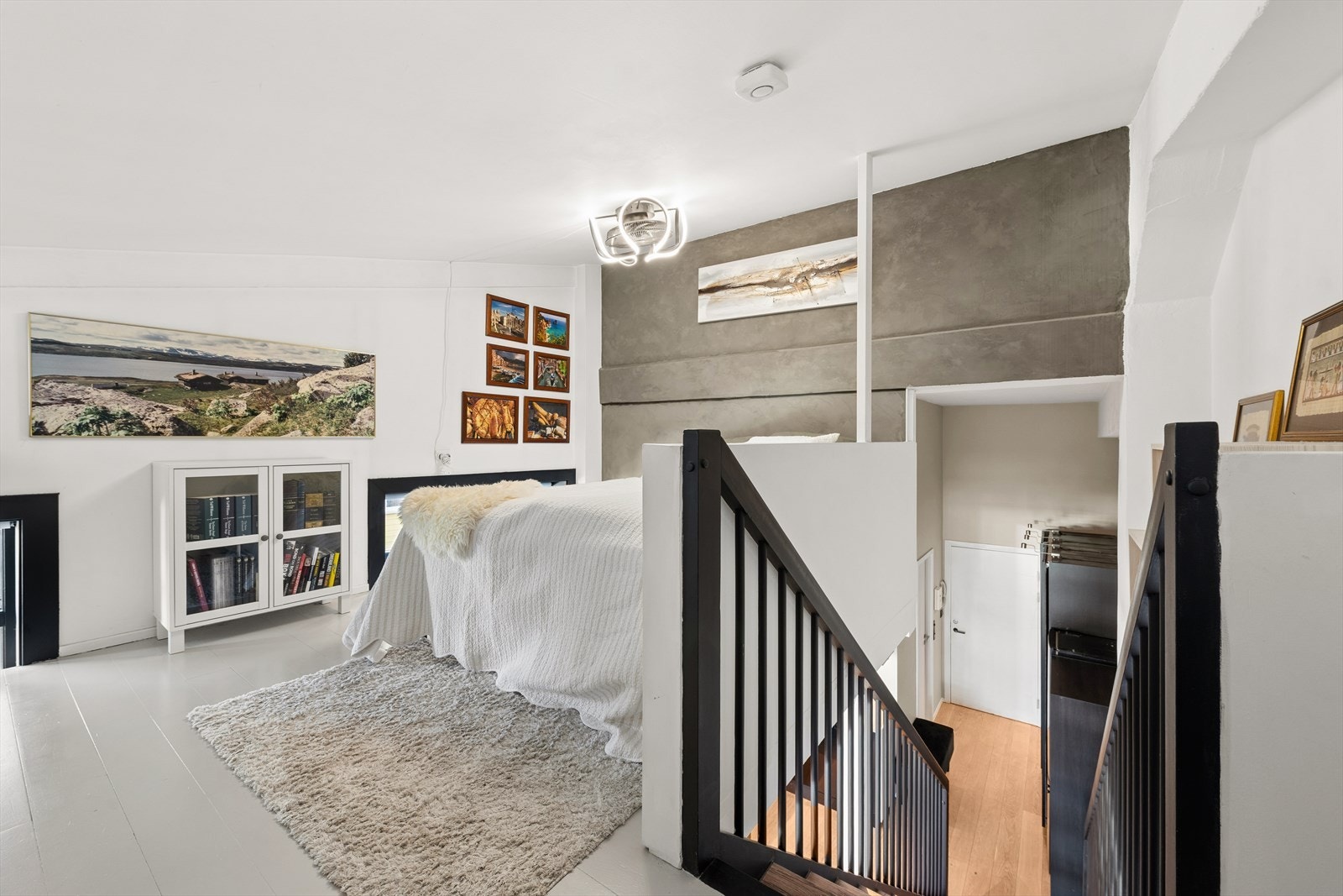 Hems med malt tregulv og hvitmalte vegger gir et lyst og flott inntrykk. Galleribilde