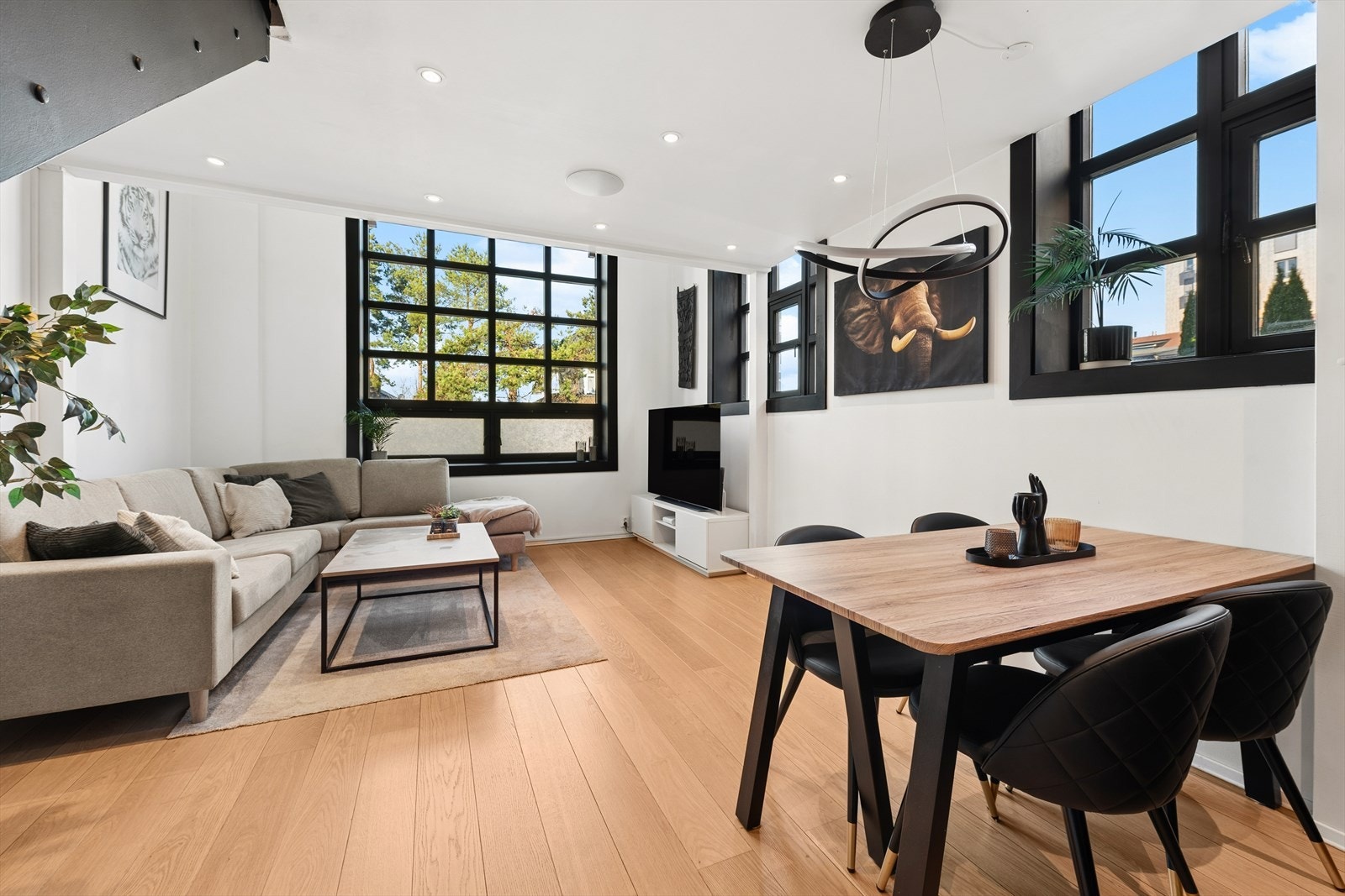 Vegger er nylig malt. Det er god plass til spisestuebord. Galleribilde