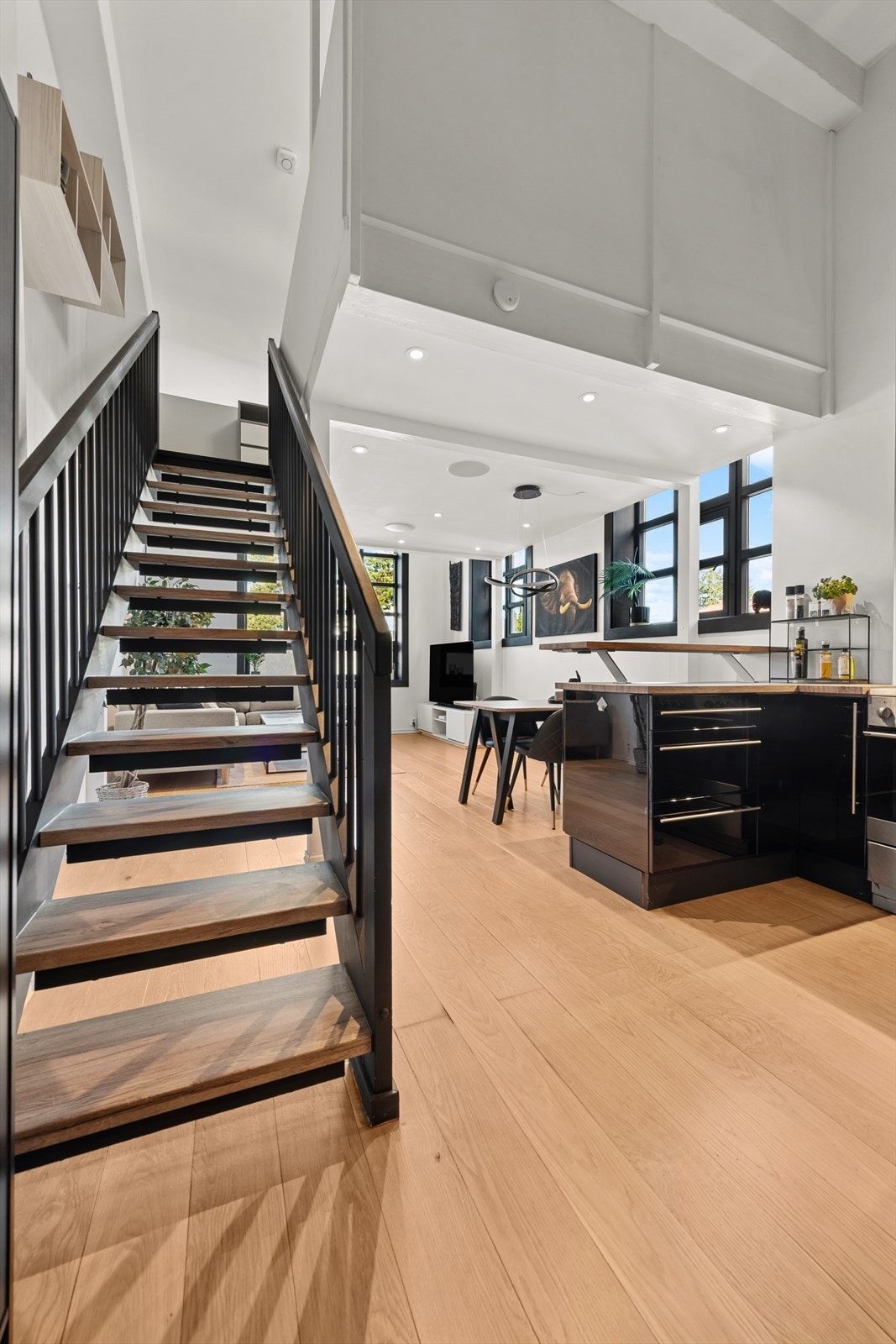 Åpen løsning mellom stue og kjøkken gir et sosialt og tilgjengelig oppholdsrom. Galleribilde