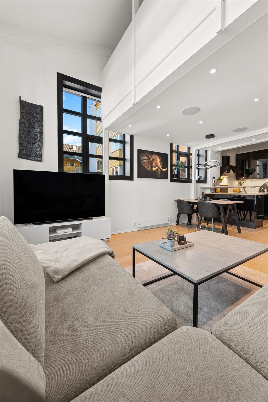 Det er god plass til stor hjørnesofa og multimediamøbel i stuedelen. Galleribilde