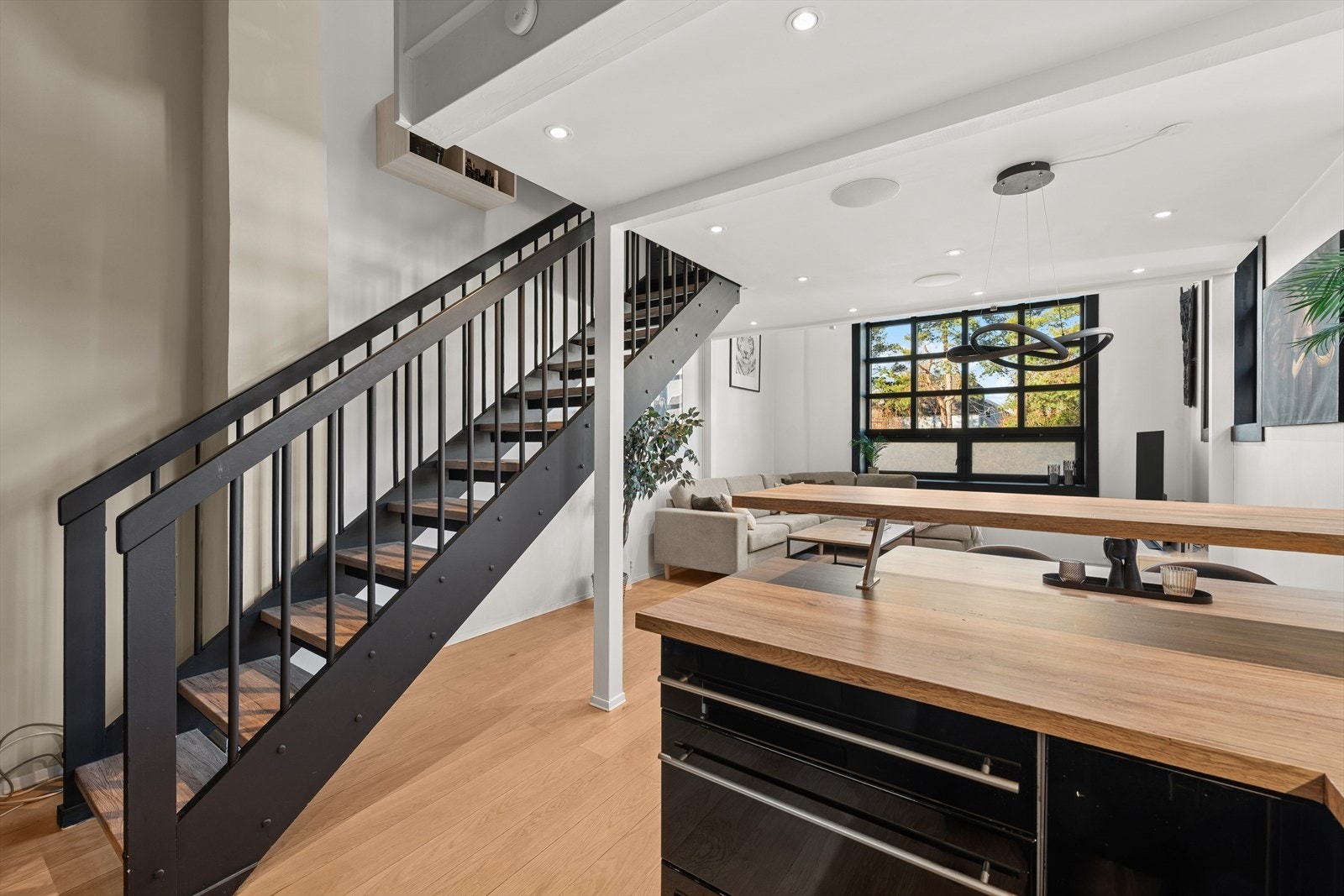 Det er downligts i taket på spisestuedelen. Galleribilde