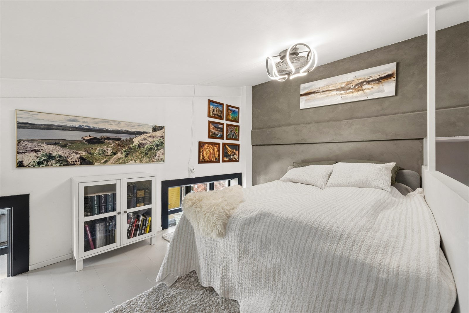 Det er skråtak på hemsen, med målbart areal på 11 m². Legg merke til lysinnslippet fra vinduene. Galleribilde