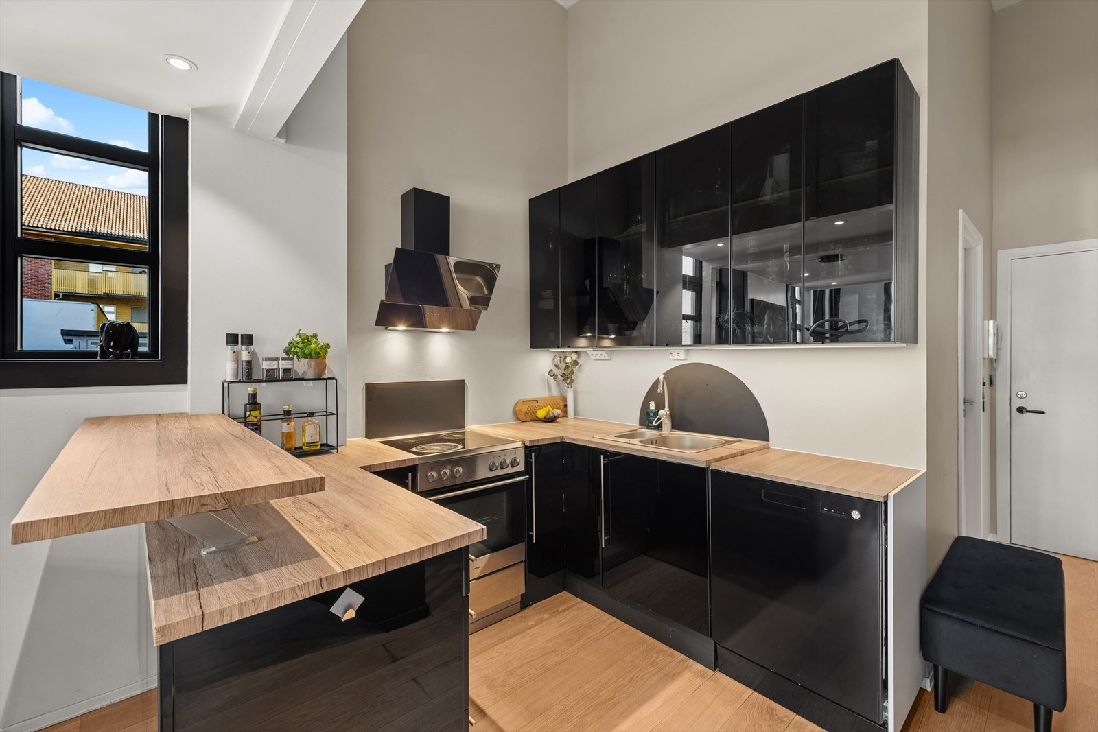 Kjøkkeninnredningen har glatte overflater og benkeplate av laminat. barløsning mot stuedelen. Galleribilde