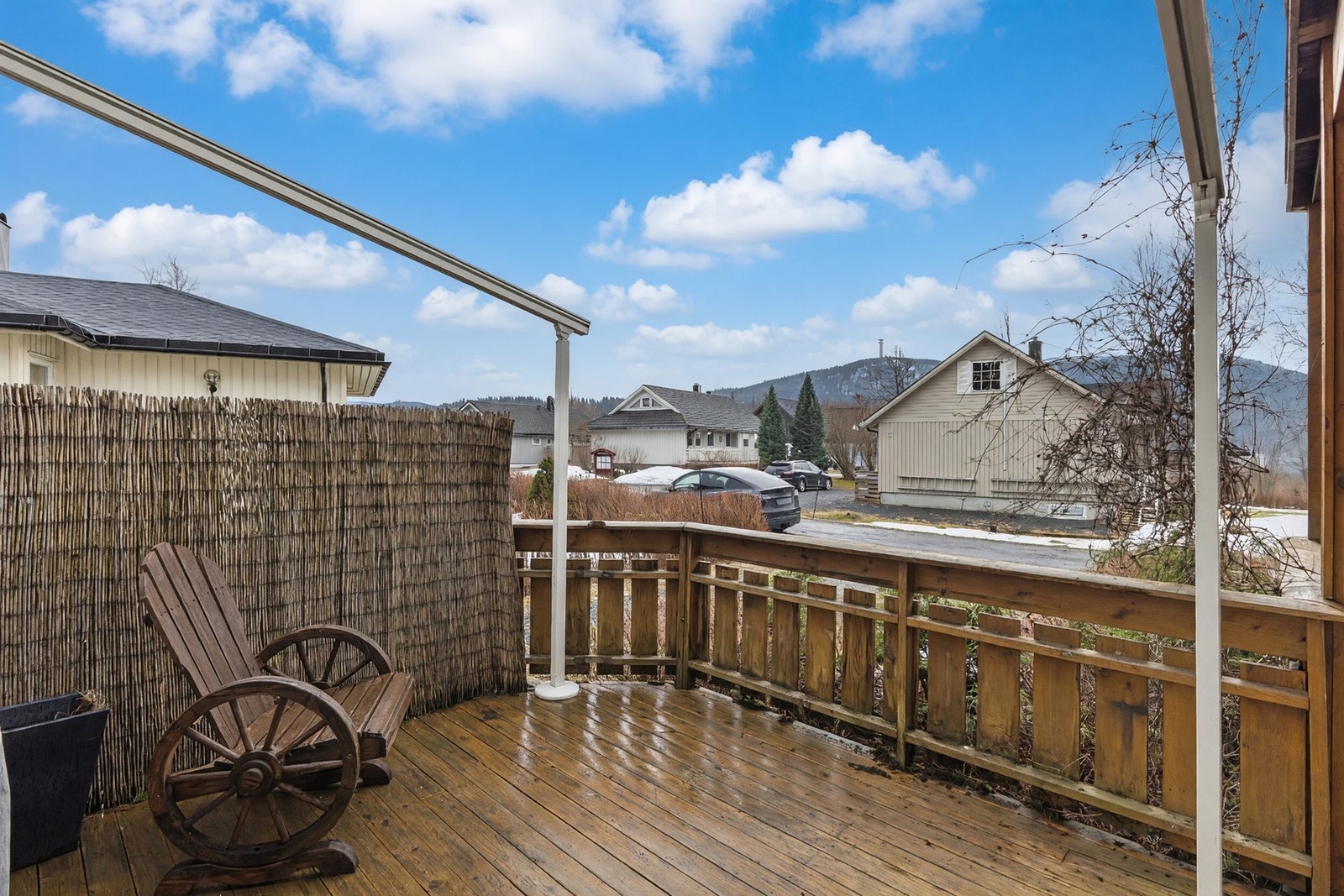 Uteplassen har god plass til både sittegruppe og grill. De hvite stolpene hører til en elektrisk markise som også har en manuell frontvegg for ekstra skjerming - om ønskelig. Galleribilde