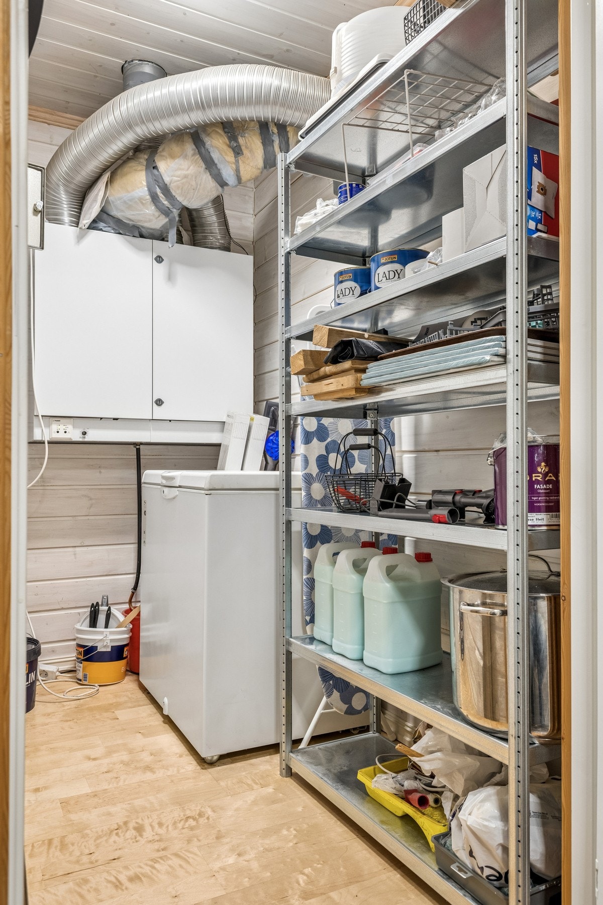 I tilknytning til vaskerommet ligger et teknisk rom med aggregat for ventilasjon og litt lagringsplass. Galleribilde