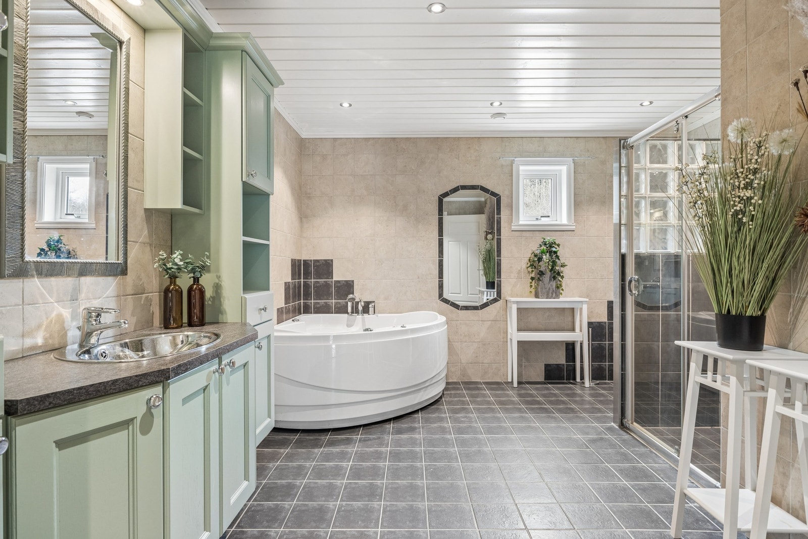 Et stort og funksjonelt baderom som dekker hele familiens behov. Galleribilde