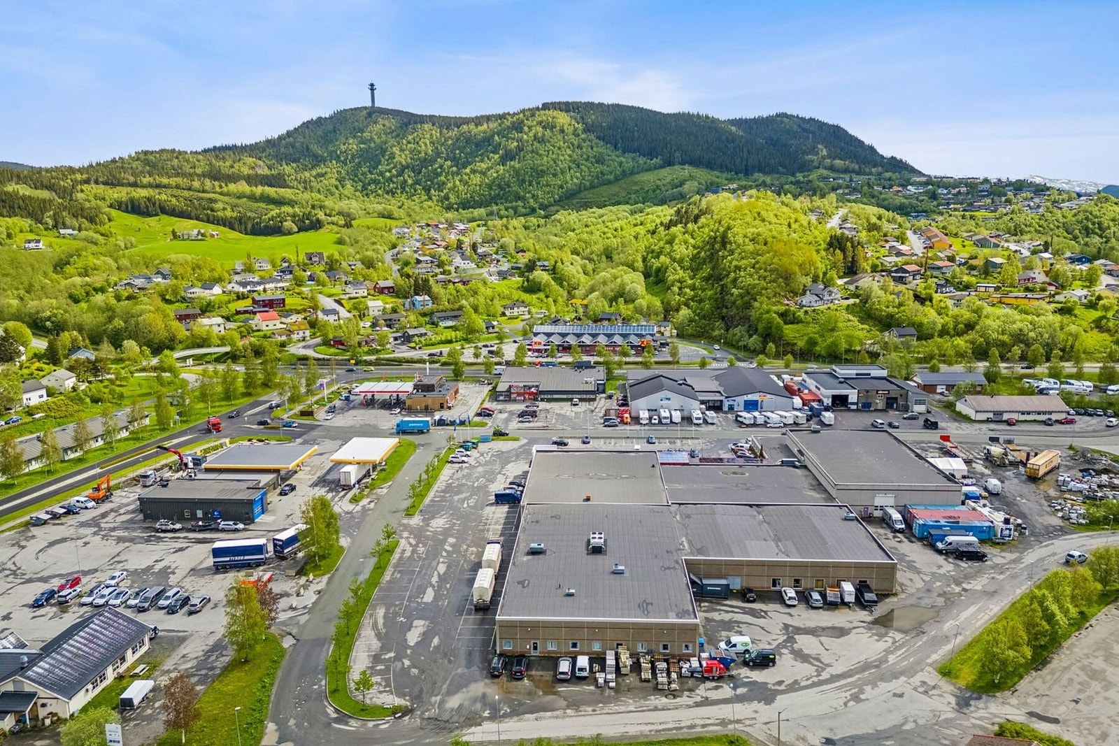 Nede på Halsøy, i kort avstand fra boligen, finner du dagligvarebutikker, apotek og andre servicetilbud. Galleribilde