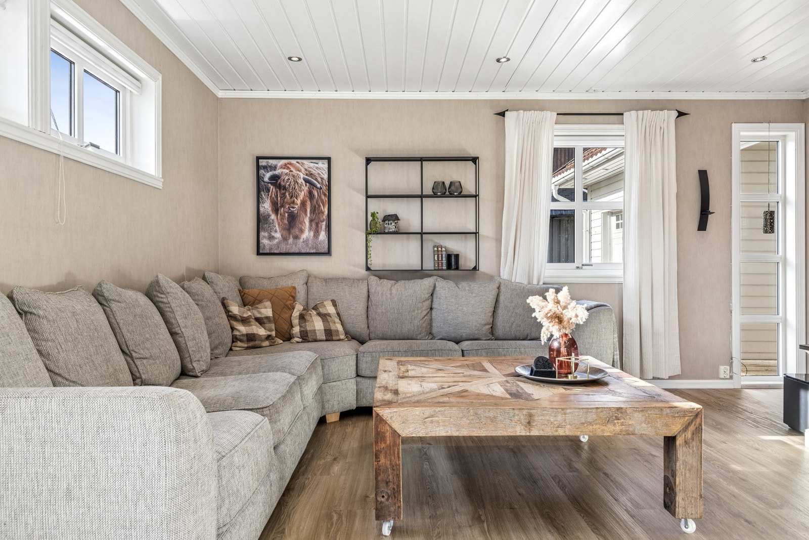 God plass til en romslig sofagruppe. Gulvet er belagt med et nytt og slitesterkt korkvinylgulv, lagt i 2026. Galleribilde