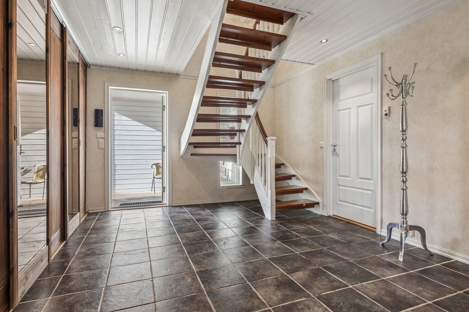 Entréen forbinder husets stue/kjøkken, hovedbad, ett soverom, vaskerom og bodplass, i tillegg til tørrskodd adkomst til garasjen. Galleribilde