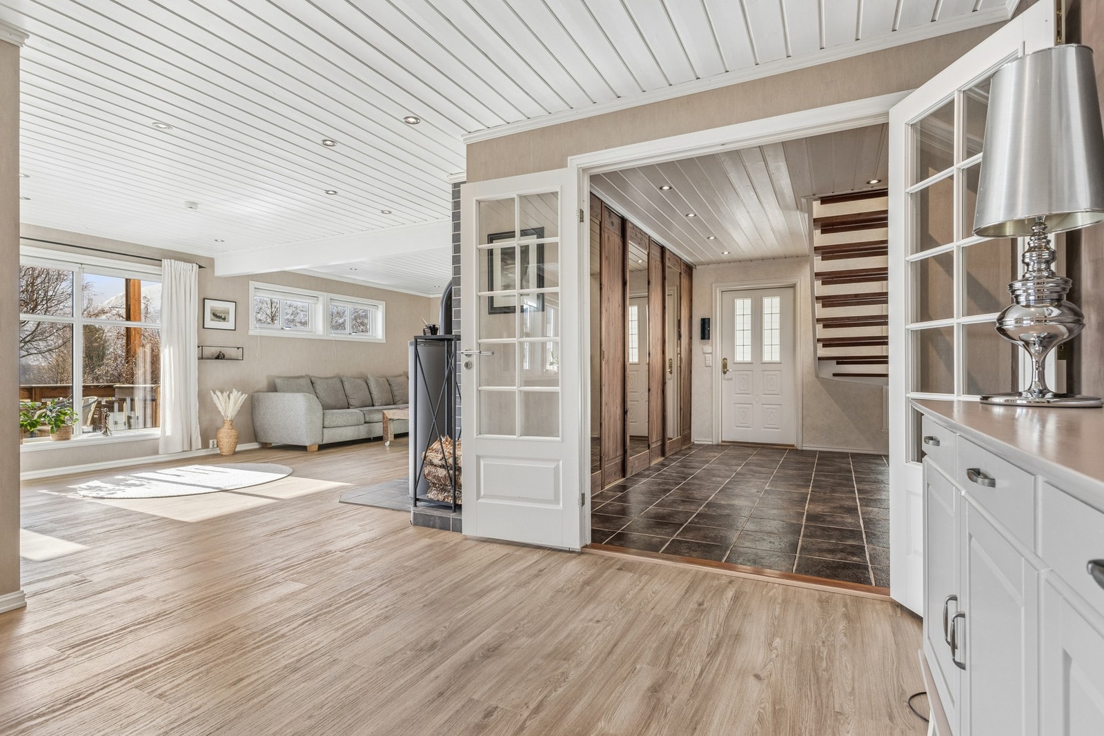 Fra hallen åpner boligen seg opp mot en romslig og fin stue gjennom doble glassdører. Galleribilde