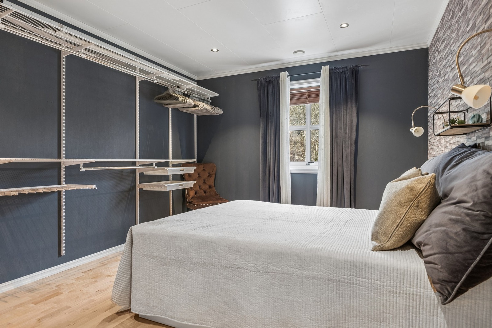 Boligen har totalt fem soverom. Dette i første etasje er romslig med god plass til garderobeløsning. Galleribilde